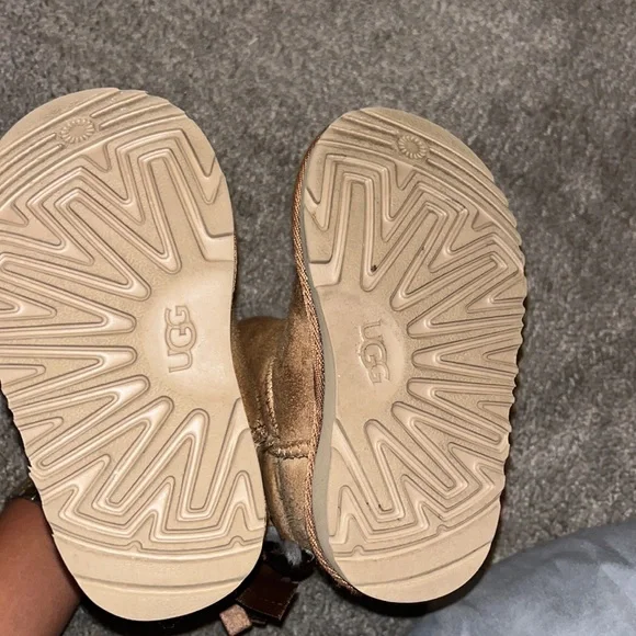 UGG® Bailey Bow II Toddler Boot - Picture 3 of 7